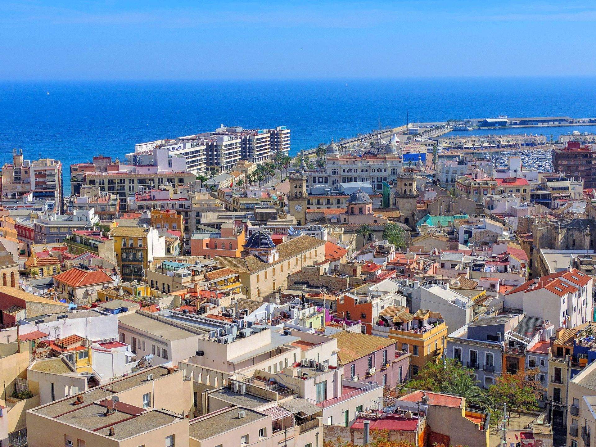 Edificio residencial mediterraneo con terrazas, tipologia habitual para coliving